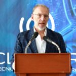 Marco Del Prete entrega reconocimiento a Clúster de Tecnologías Digitales.