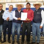 Entrega SEDEA alimento concentrado para ganado en Huimilpan.