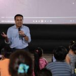 Luis Nava lleva Cine Contigo a familias de San Juan del Río