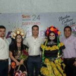 Felifer Macías comparte las tradiciones de Día de Muertos con el magisterio queretano